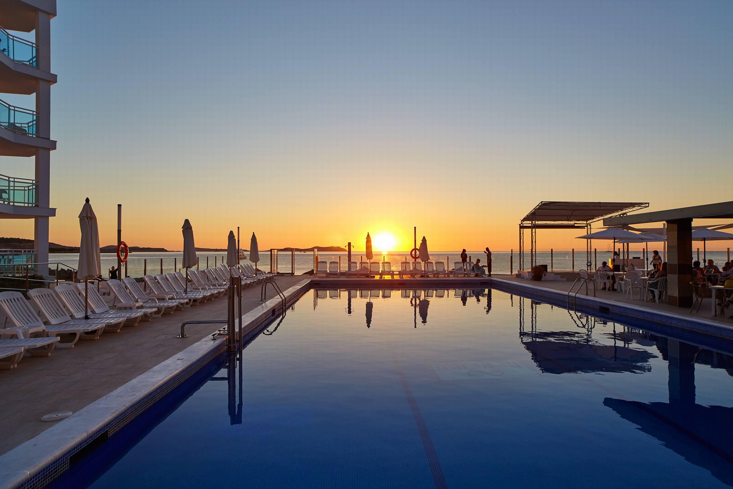 Aparthotel Nereida Сан-Антонио-Абад Экстерьер фото