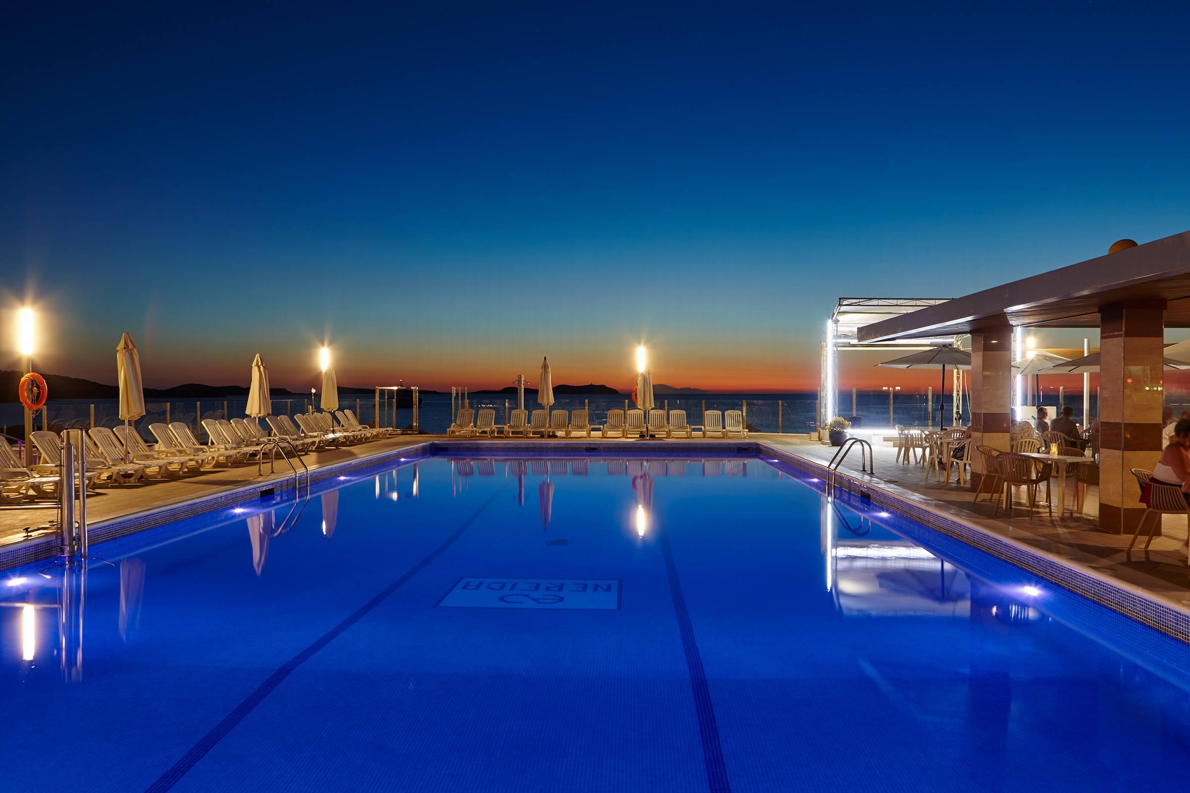 Aparthotel Nereida Сан-Антонио-Абад Экстерьер фото