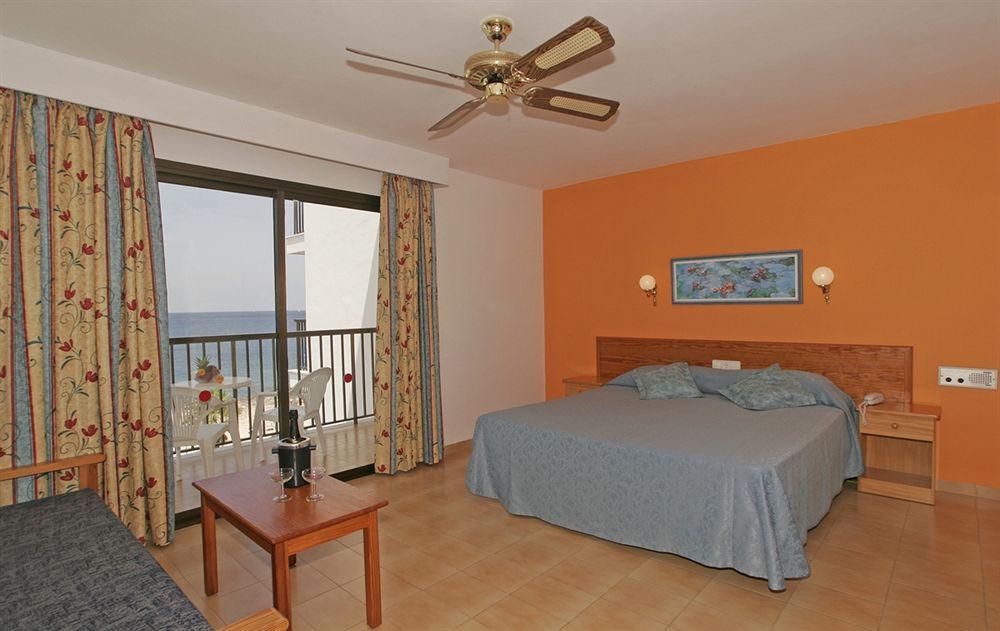 Aparthotel Nereida Сан-Антонио-Абад Номер фото